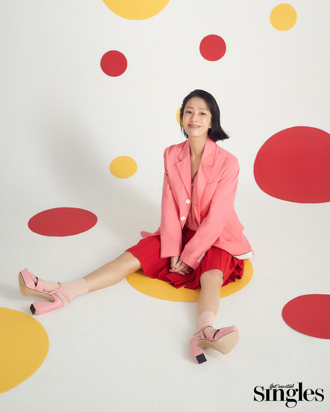 곽선영이 그레이양의 이너 터틀넥, 에센셜의 오렌지 슬립, 세르지오 로시의 슈즈, 골든듀의 링을 착용하고 촬영한 싱글즈 화보